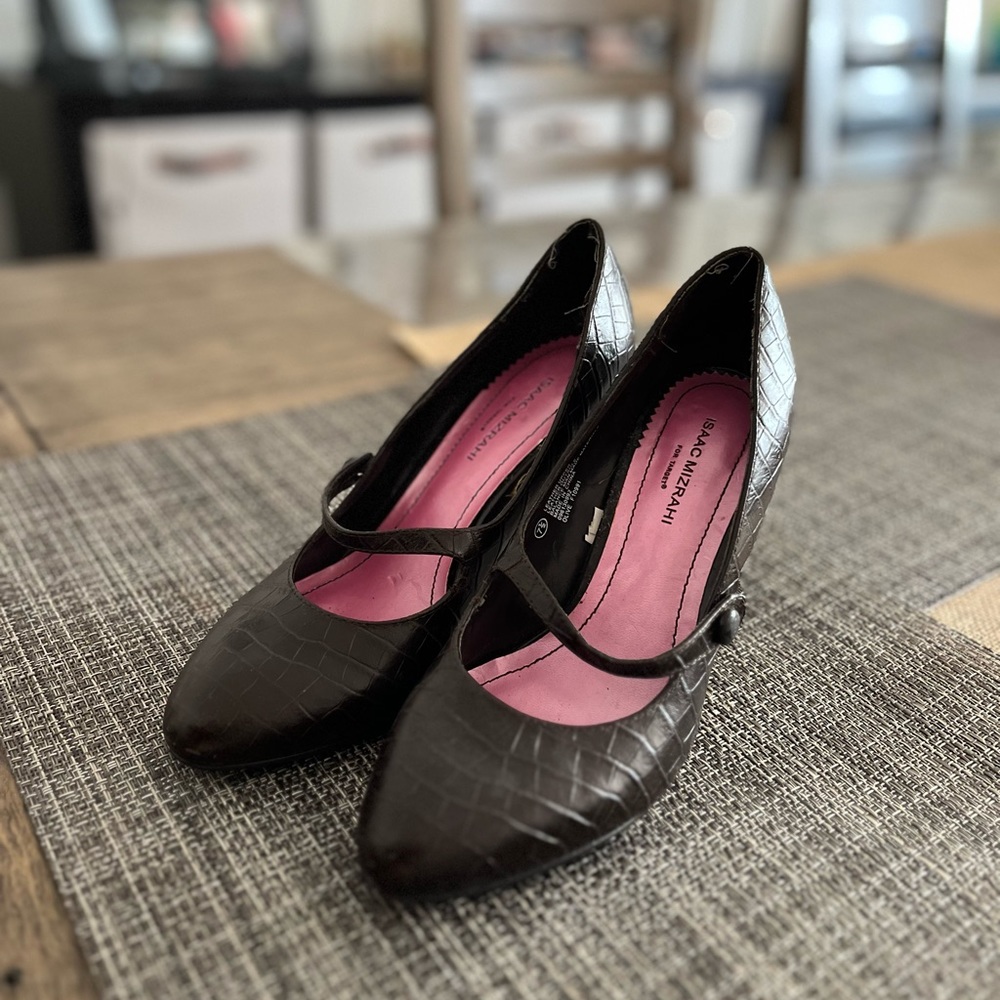Brown Isaac mizrahi pinup style pumps